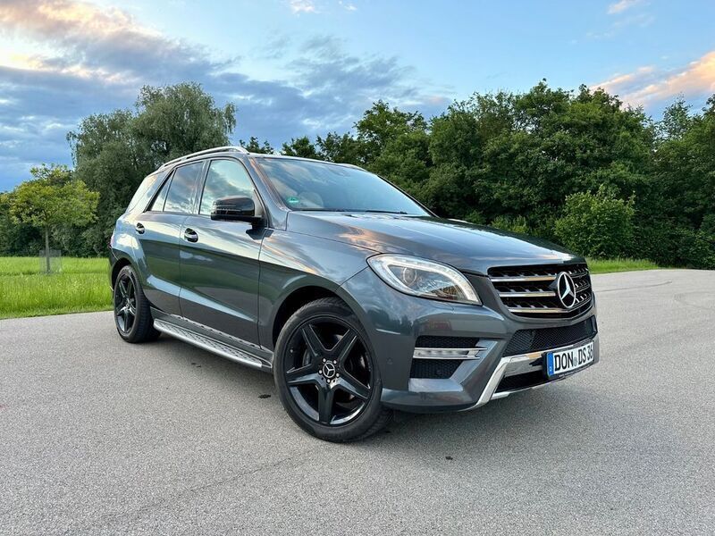Grau Gebraucht 2012 Mercedes ML350 Edition 1 SUV | 22.999 € (Teuer) - Bild 1/4