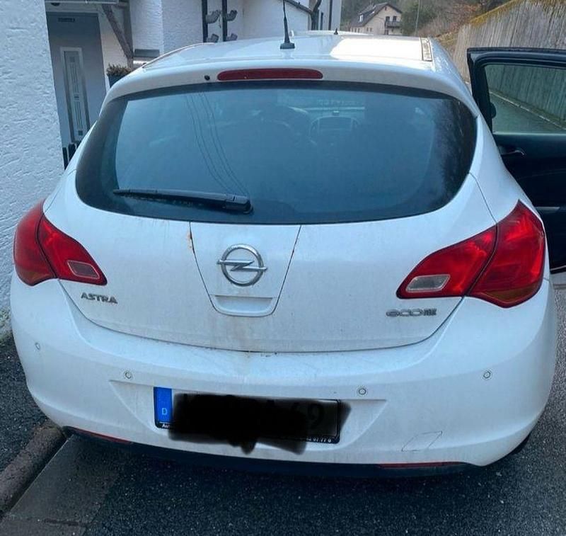 Gebraucht Opel Astra 110 PS (80 kW) 2012 Weiß Limousine