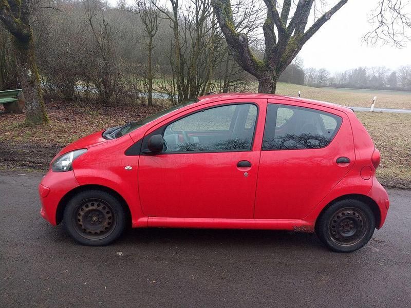 Gebraucht Toyota Aygo 68 PS (50 kW) 2006 Rot Kleinwagen