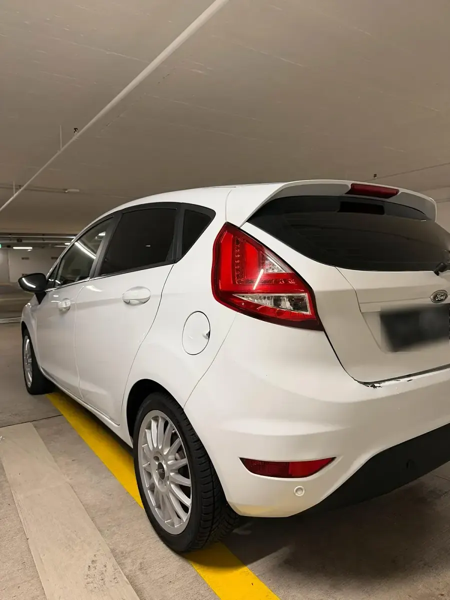 Gebraucht Ford Fiesta 101 PS (74 kW) 2013 Weiß Kleinwagen
