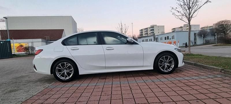 Gebraucht BMW 318 Advantage 150 PS (110 kW) 2021 Weiß Limousine
