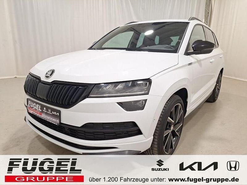 Moonweiss metallic Gebraucht 2022 Skoda Karoq SportLine SUV | 29.949 € (Superpreis) - Bild 1/4