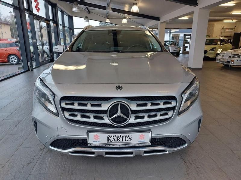 Gebraucht Mercedes GLA200 156 PS (114 kW) 2017 Polarsilber SUV
