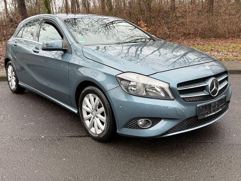 Gebraucht Mercedes A180 122 PS (89 kW) 2013 Blau Limousine