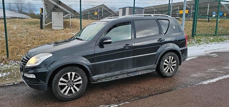 Schwarz Gebraucht 2015 Ssangyong (KGM) Rexton SUV | 13.900 € - Bild 1/4