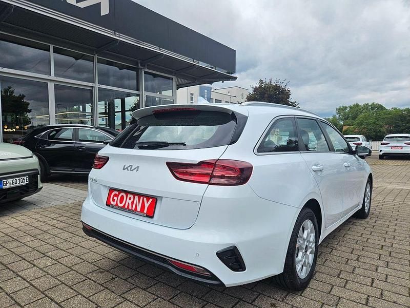 Neu Kia Ceed 140 PS (102 kW) 2025 Weiß Kleinwagen