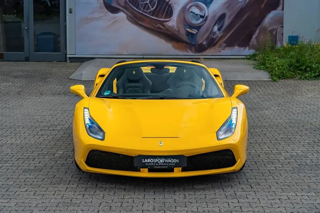 Gebraucht Ferrari 488 669 PS (492 kW) 2018 Gelb Cabrio