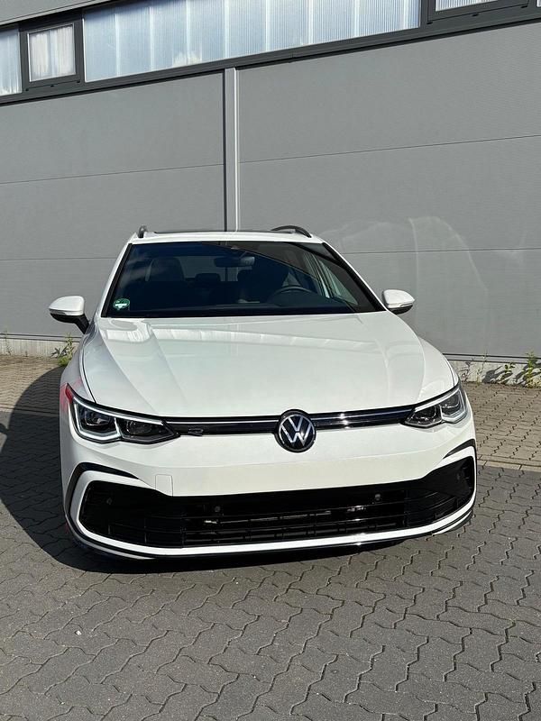 Weiß Gebraucht 2021 VW Golf VIII R-line Kombi | 25.999 € (Fairer Preis) - Bild 1/4