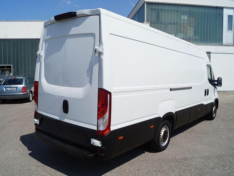 Second-hand Iveco Daily 156 CP (114 kW) 2020 Alb Monovolum