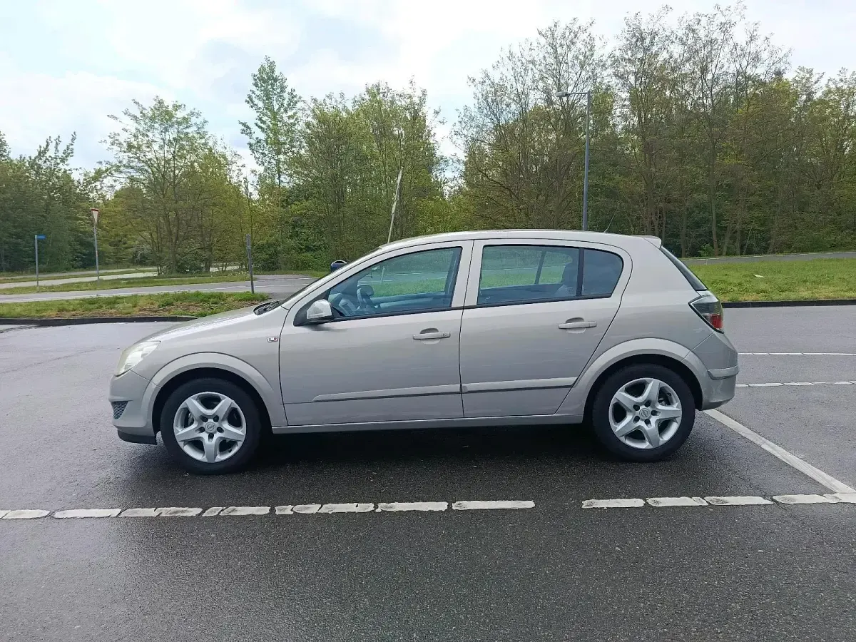Brugt Opel Astra 105 HK (77 kW) 2007 Beige Sedan
