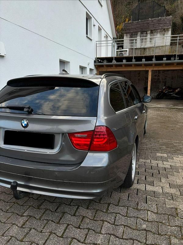Gebraucht BMW 320 184 PS (135 kW) 2010 Grau Kombi