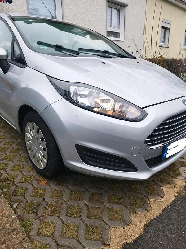 Gebraucht Ford Fiesta 95 PS (69 kW) 2015 Silber Kleinwagen