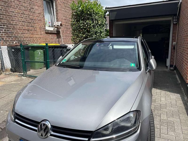 Grau Gebraucht 2012 VW Golf VII Highline Limousine | 10.995 € - Bild 1/4