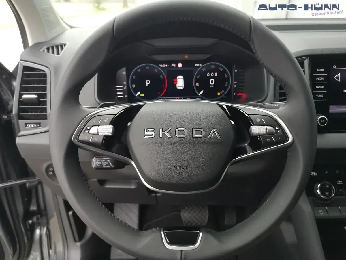 Neu Skoda Karoq Selection 150 PS (110 kW) 2026 Black magic perleffekt SUV