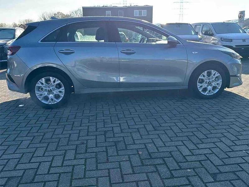 Gebraucht Kia Ceed Vision 140 PS (102 kW) 2025 Lunarsilber met. Kleinwagen