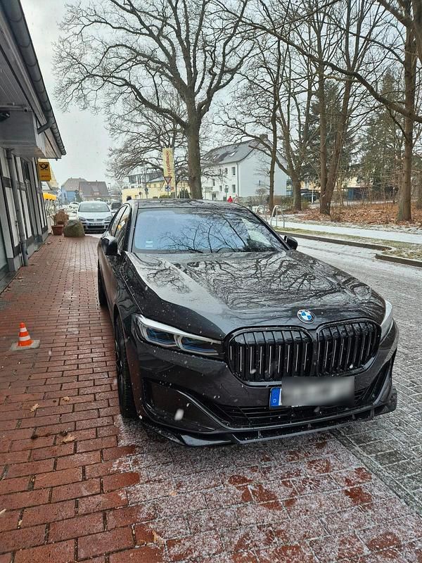 Grau Gebraucht 2022 BMW 750 Limousine | 55.500 € (Etwas zu teuer) - Bild 1/4