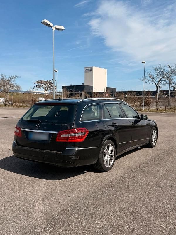Gebraucht Mercedes E250 204 PS (150 kW) 2011 Schwarz Kombi
