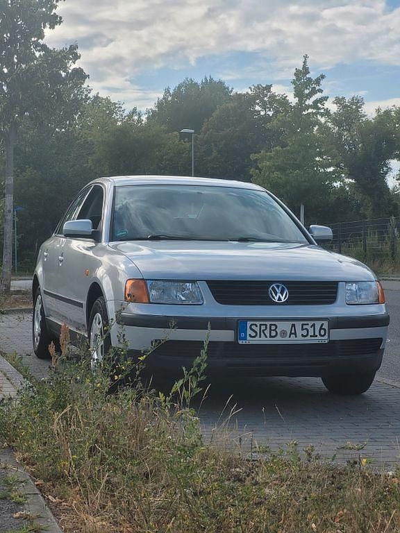 Grau Gebraucht 1996 VW Passat Basis Limousine | 1.900 € (Fairer Preis) - Bild 1/4