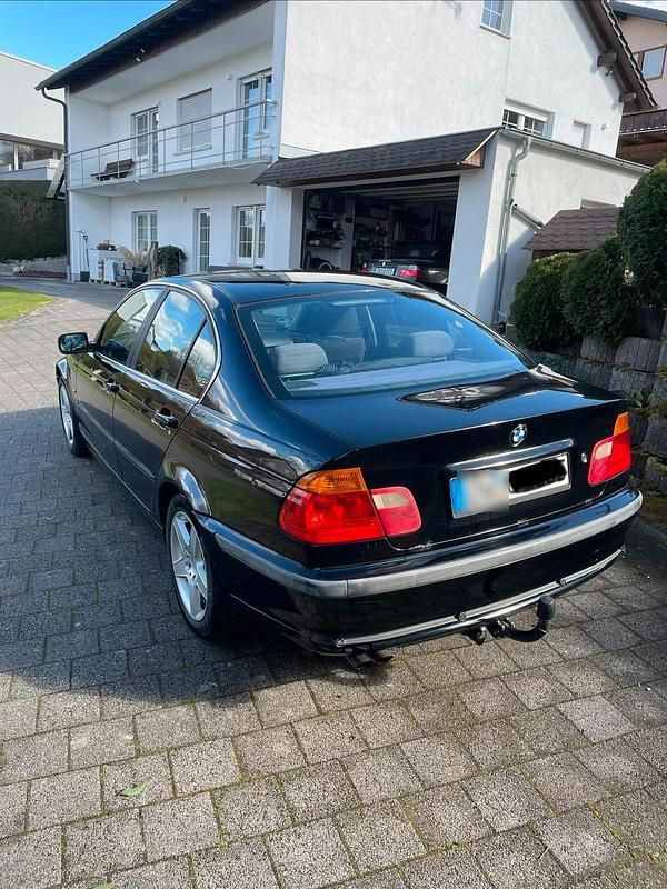 Gebraucht BMW 320 150 PS (110 kW) 2000 Schwarz Limousine