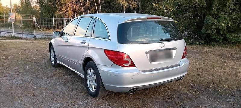 Grau Gebraucht 2007 Mercedes R320 Sport Van / Kleinbus | 5.300 € (Fairer Preis) - Bild 1/4