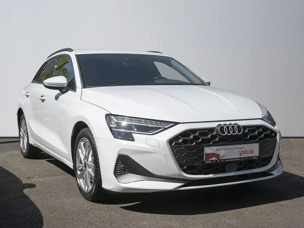 Second-hand Audi A3 Ambiente 204 CP (150 kW) 2025 Alb Berlinǎ