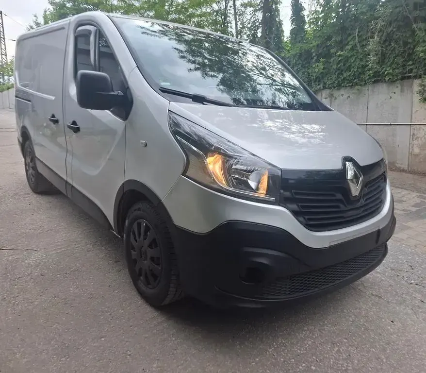 Gebraucht Renault Trafic 140 PS (102 kW) 2016 Silber Van / Kleinbus