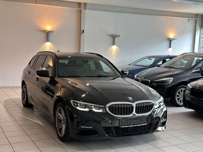 Schwarz Gebraucht 2022 BMW 320 M Sport Kombi | 27.999 € (Superpreis) - Bild 1/4