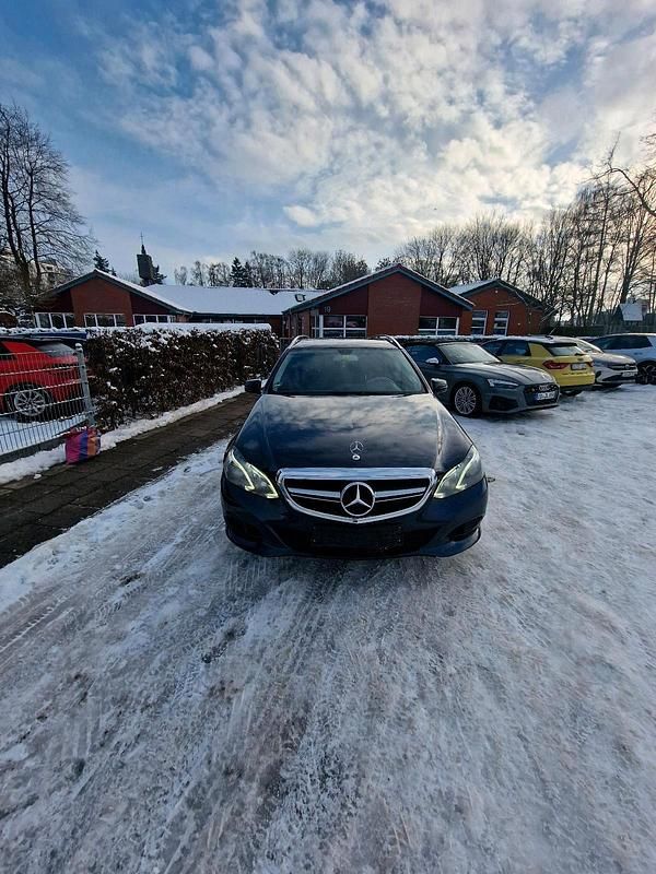 Blau Gebraucht 2013 Mercedes E220 Kombi | 7.399 € (Fairer Preis) - Bild 1/4
