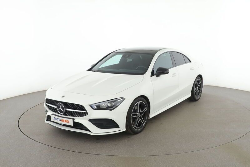 Weiß Gebraucht 2020 Mercedes CLA200 AMG line Limousine | 28.660 € (Teuer) - Bild 1/4