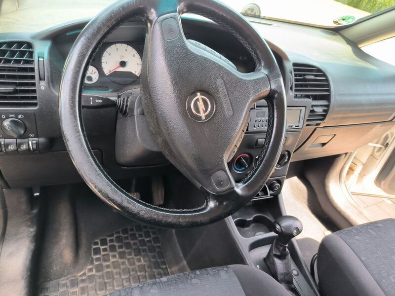 Grau Gebraucht 2001 Opel Zafira Executive Van / Kleinbus | 2.750 € - Bild 1/4