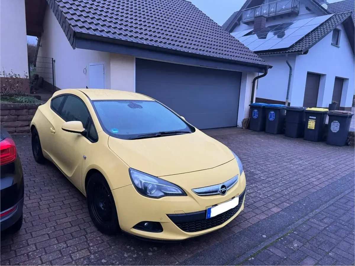 Używany Opel Astra GTC 179 KM (131 kW) 2011 Żółty Coupe