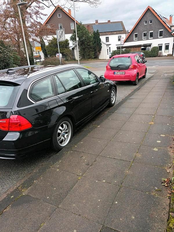 Schwarz Gebraucht 2010 BMW 320 Kombi | 2.999 € (Superpreis) - Bild 1/4