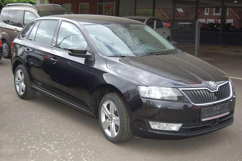 Gebraucht Skoda Rapid Joy 125 PS (91 kW) 2016 Schwarzmagic perleffekt Kleinwagen