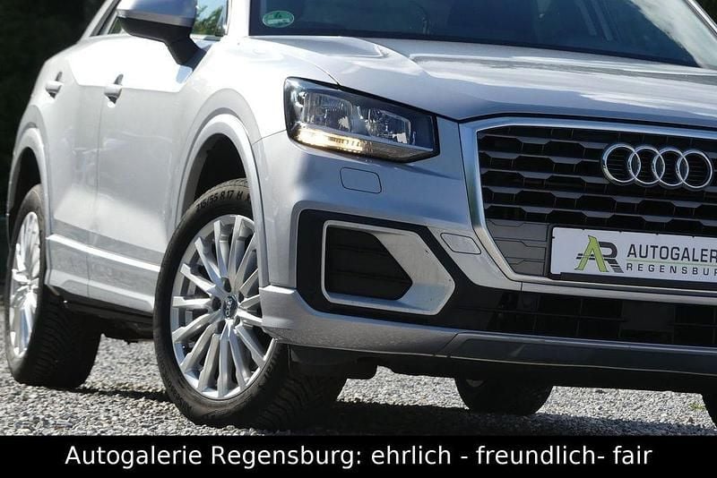 Silber Gebraucht 2017 Audi Q2 Design SUV | 18.200 € (Fairer Preis) - Bild 1/4