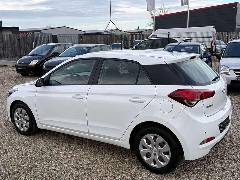 Gebraucht Hyundai i20 75 PS (55 kW) 2017 Polar white Kleinwagen