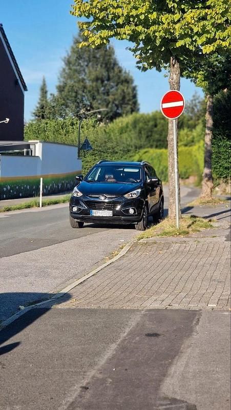 Schwarz Gebraucht 2015 Hyundai ix35 Premium SUV | 13.000 € (Etwas zu teuer) - Bild 1/4