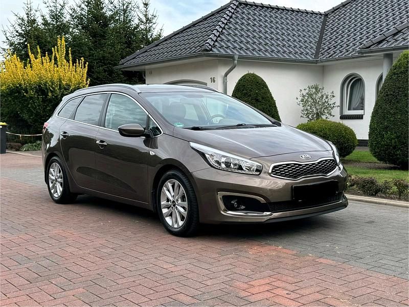 Beige Gebraucht 2018 Kia Ceed Sportswagon Kombi | 11.999 € (Guter Preis) - Bild 1/4