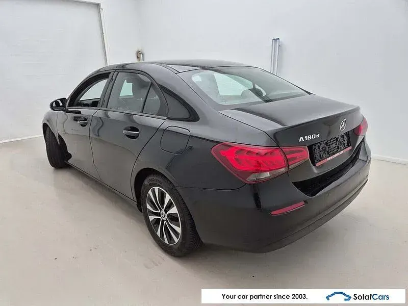 Gebraucht Mercedes A180 116 PS (85 kW) 2021 Schwarz Limousine