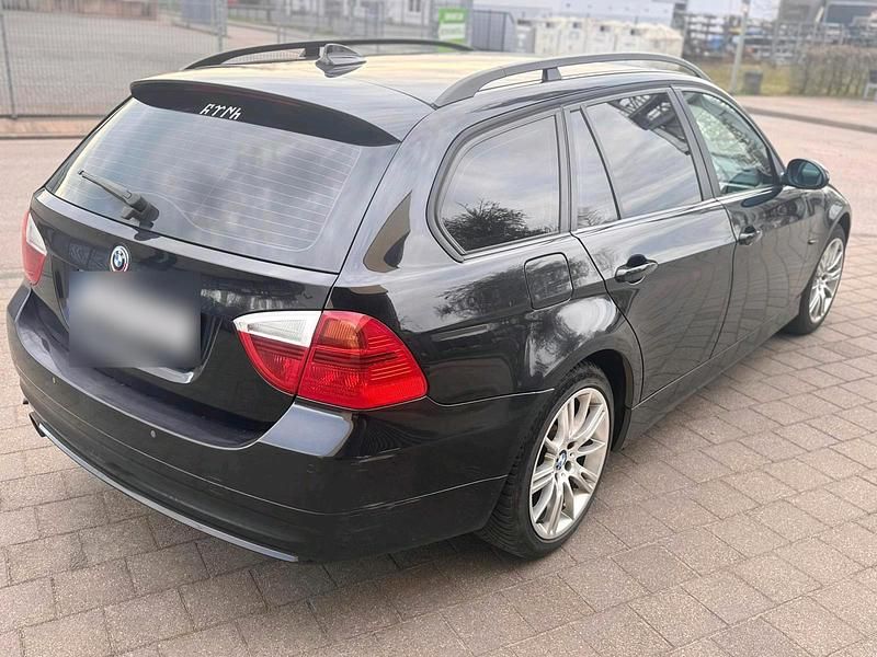 Gebraucht BMW 320 177 PS (130 kW) 2007 Schwarz Kombi