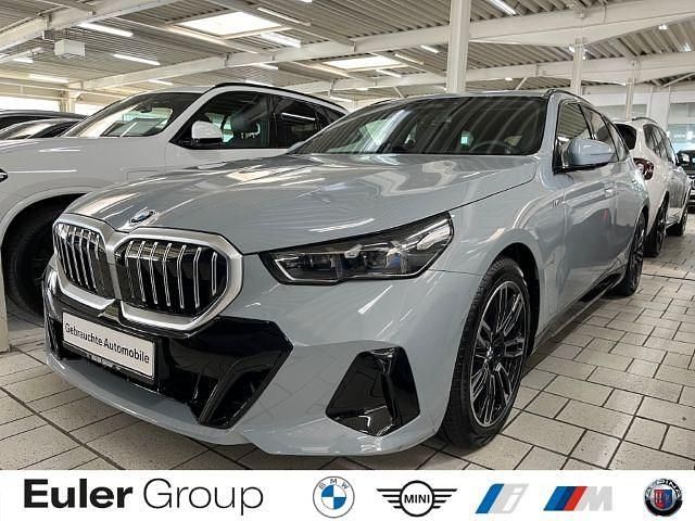 Brooklyn grau metallic Gebraucht 2025 BMW 520 Performance Kombi | 52.949 € (Superpreis) - Bild 1/4