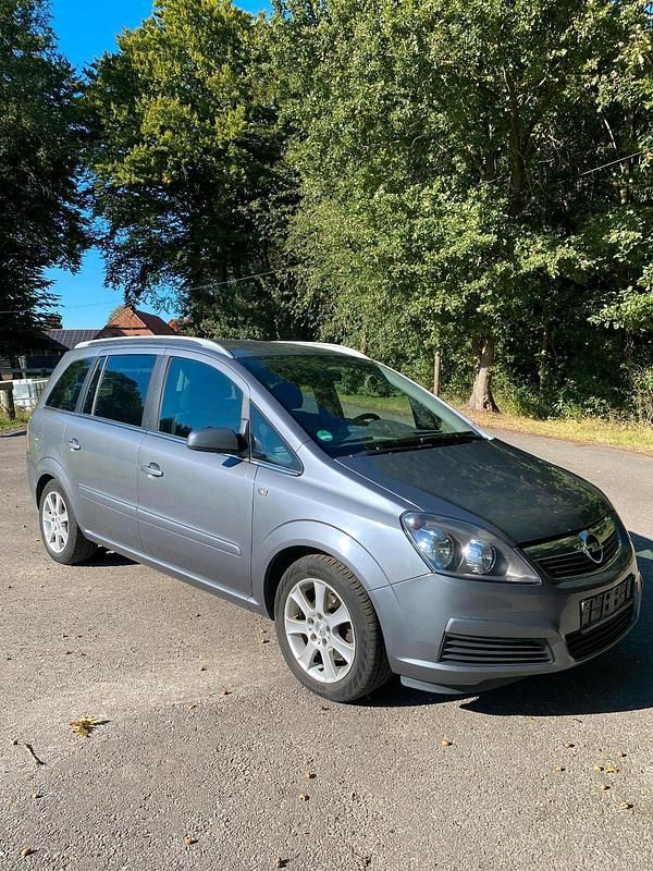 Grau Gebraucht 2006 Opel Zafira Edition Van / Kleinbus | 1.850 € (Fairer Preis) - Bild 1/4