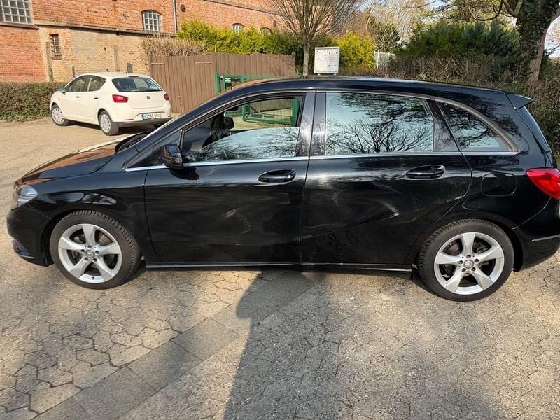 Gebraucht Mercedes B180 122 PS (89 kW) 2013 Schwarz Van / Kleinbus