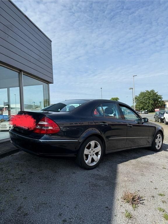 Blau Gebraucht 2004 Mercedes E200 Limousine | 4.250 € (Superpreis) - Bild 1/4