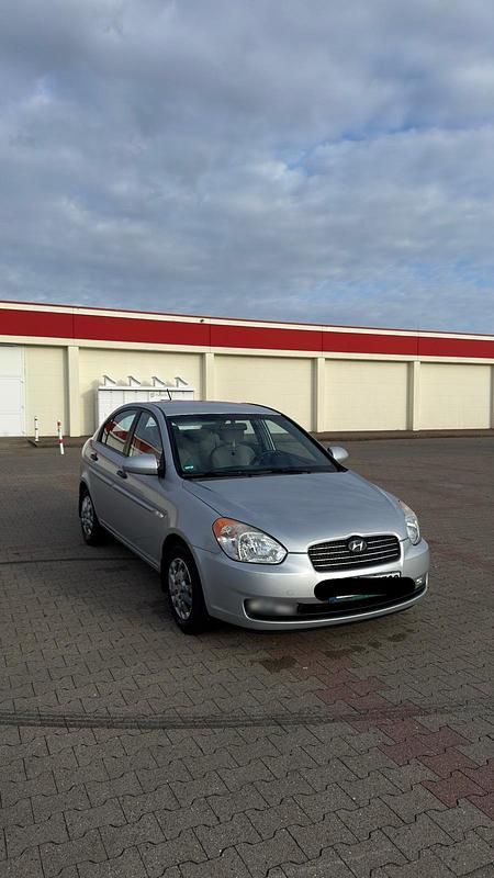 Gebraucht Hyundai Accent 97 PS (71 kW) 2008 Silber Limousine