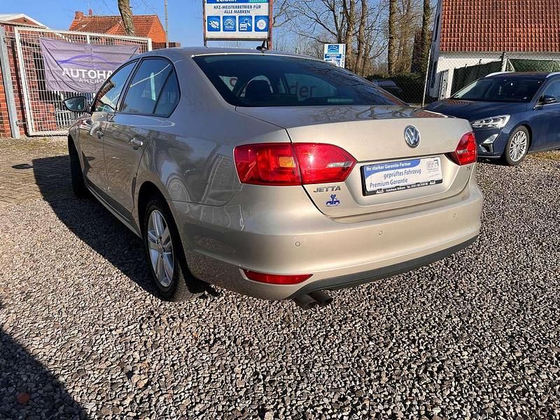 Second-hand VW Jetta 122 CP (89 kW) 2013 Bej Berlinǎ