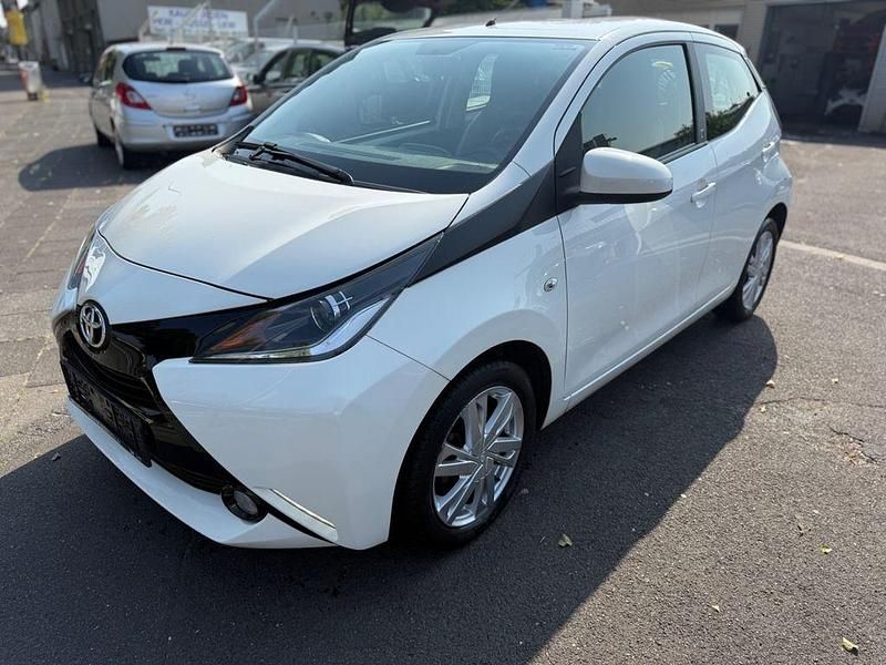 Weiß Gebraucht 2018 Toyota Aygo X-play Kleinwagen | 7.990 € (Guter Preis) - Bild 1/4