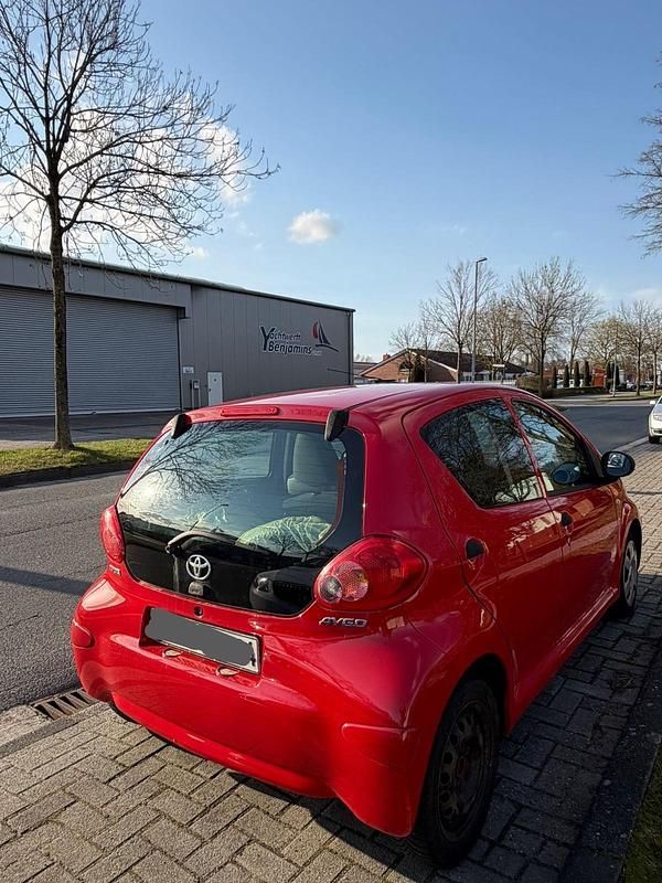 Gebraucht Toyota Aygo 68 PS (50 kW) 2009 Rot Kleinwagen