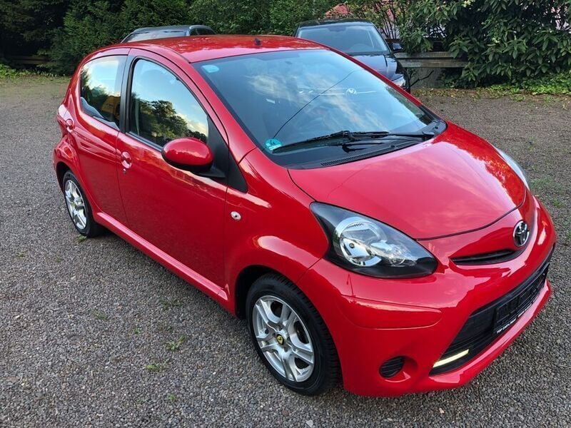 Rot Gebraucht 2013 Toyota Aygo Cool Kleinwagen | 5.990 € (Fairer Preis) - Bild 1/4