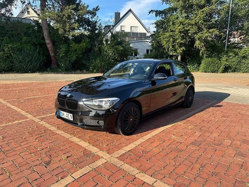 Schwarz Gebraucht 2013 BMW 116 Sport Line Kleinwagen | 7.400 € (Fairer Preis) - Bild 1/4