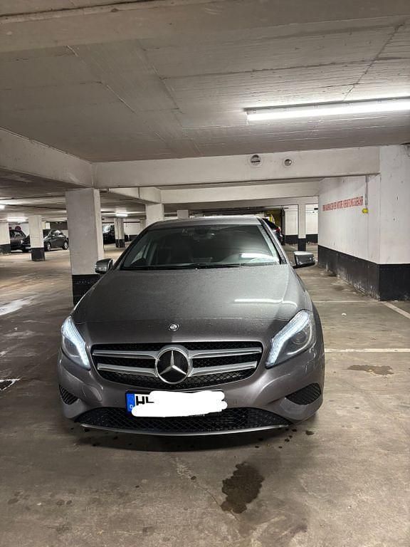 Grau Gebraucht 2015 Mercedes A200 Urban Limousine | 17.900 € (Fairer Preis) - Bild 1/4